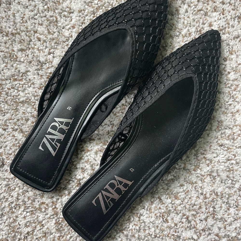 Hardly worn cute Zara black slip ons ! Size 37